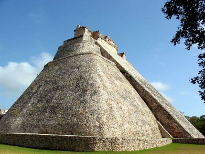 Uxmal_Pyramid_of_the_Magician