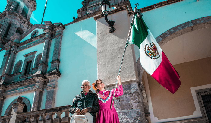 PUR_BLOG_07.25_UNSPLASH_Walter Lee Olivares de la Cruz_Mexicans with flag